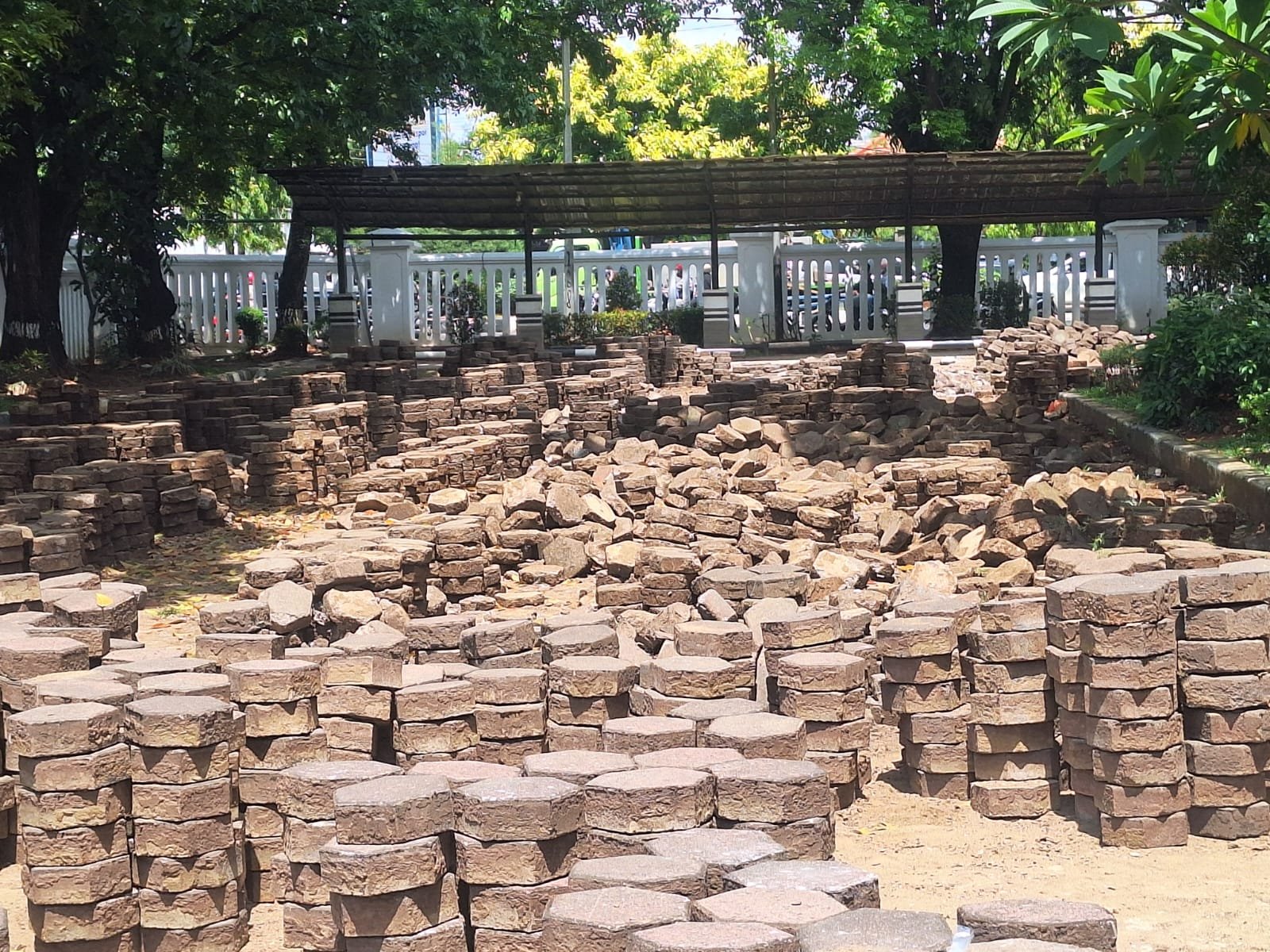 Paving Block DPRD Karawang Dibongkar dan ‘Dibuang’? Tukang Gugup, Tercium Dugaan Pemindahtanganan Aset Tanpa Prosedur
