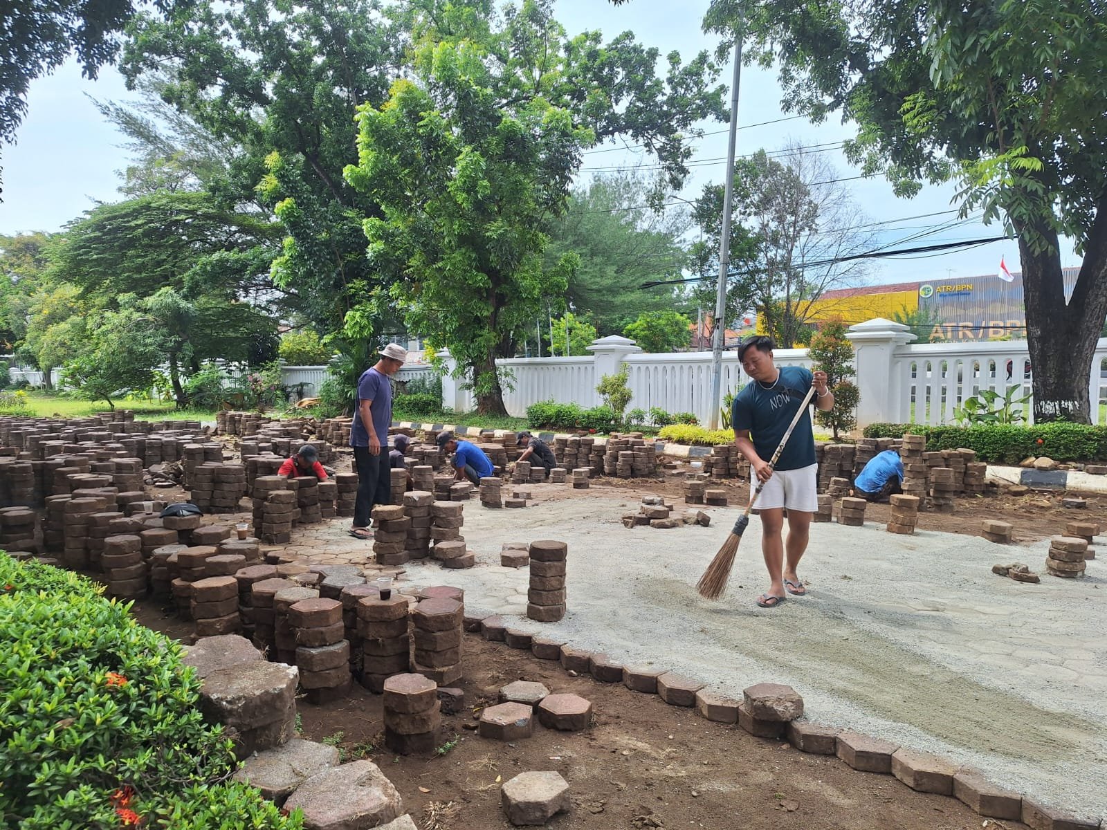 Proyek Paving Block DPRD Karawang Disorot: Salah Bongkar hingga Dugaan Pembuangan Aset Daerah