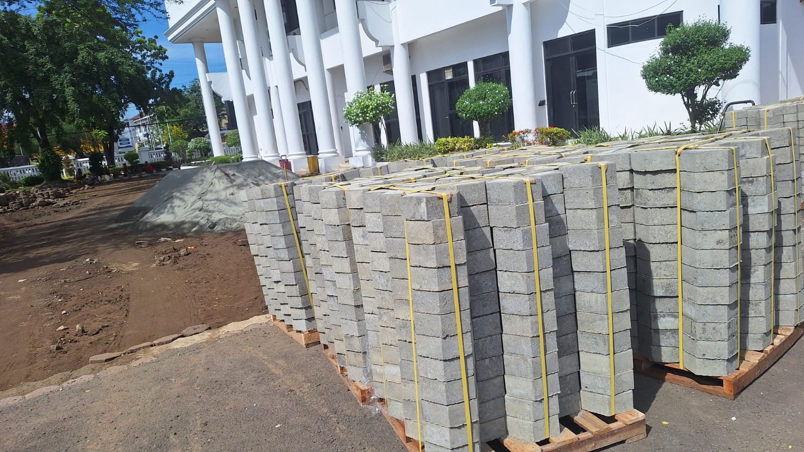 Dibongkar, Dibuang, Dipasang Lagi: Anggaran Rp193 Juta, Proyek Paving Block DPRD Karawang Tuai Kritik