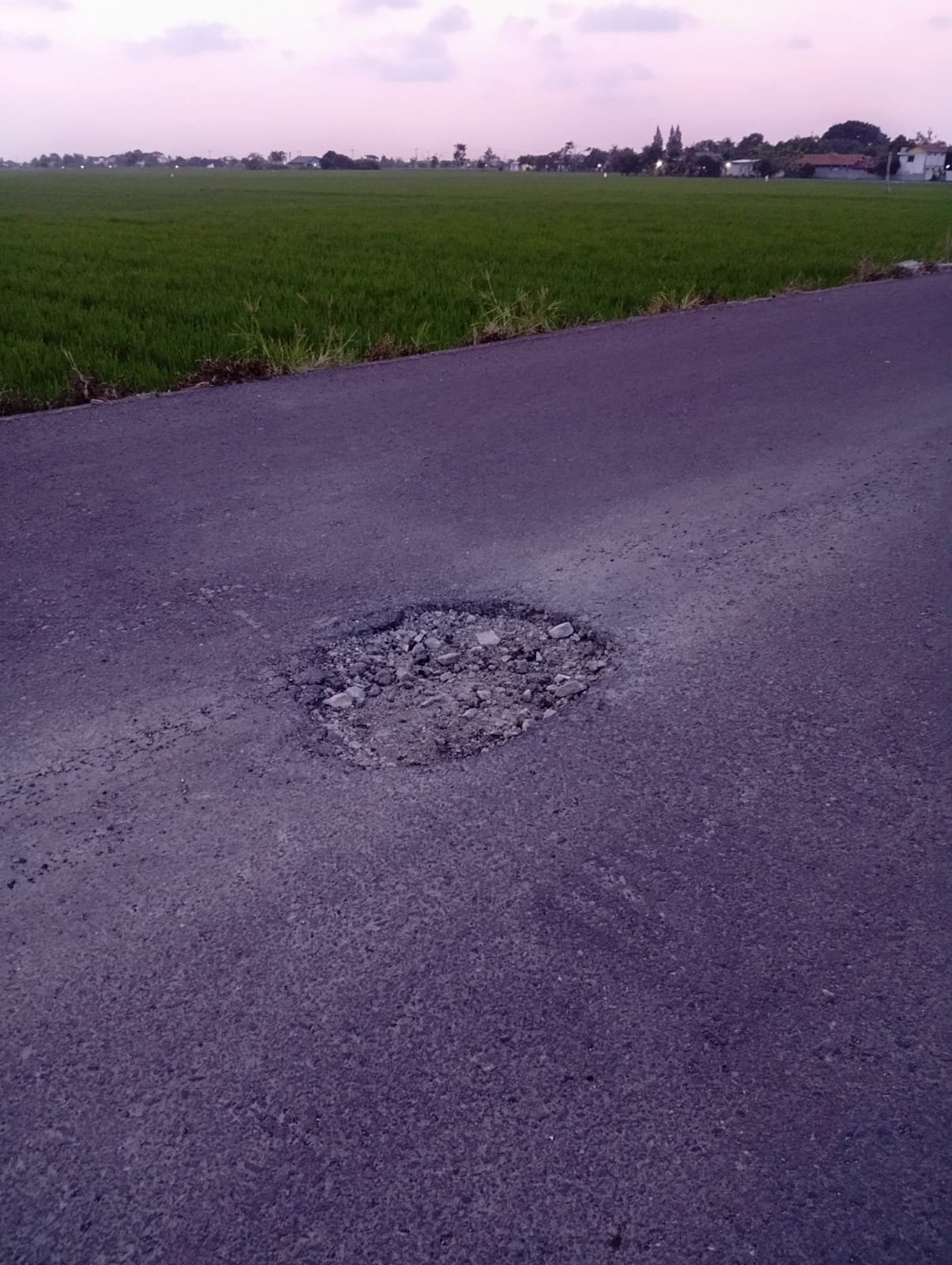 Belum Semusim, Jalan Rengasdengklok-Sungaibuntu Sudah Rusak