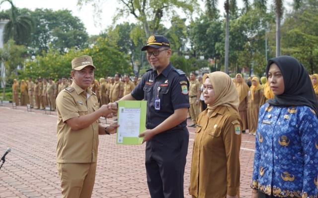 Bupati Karawang Lantik Pejabat Fungsional, Serahkan SK CPNS dan Kenaikan Pangkat PNS Periode November 2025