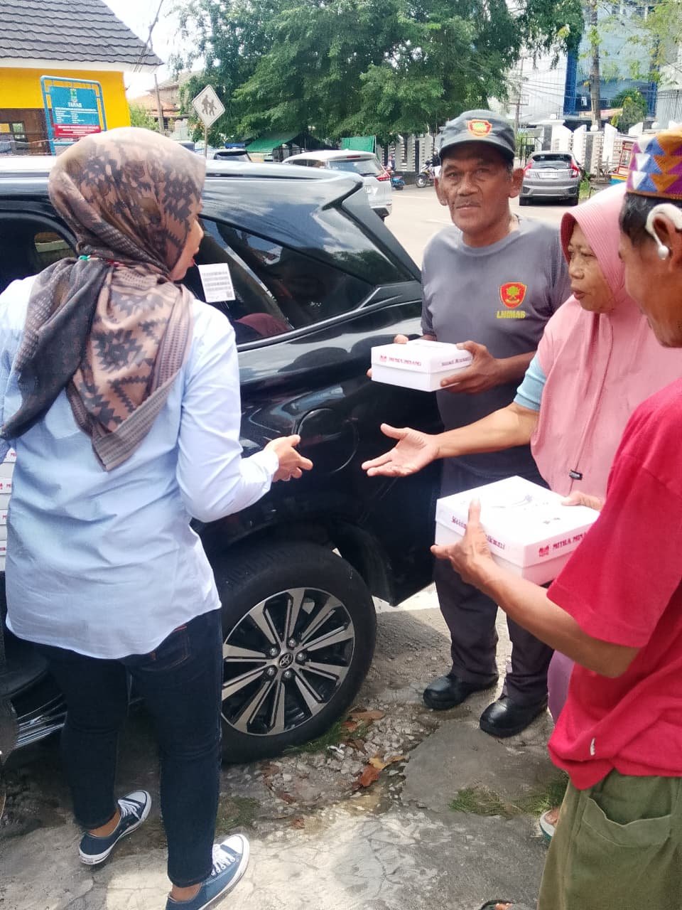 Gariskritis.com� | Bank Rakyat Indonesia Cabang Karawang Tebar Kepedulian Lewat Program Jumat Berbagi